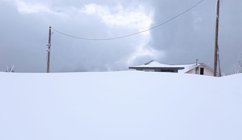 Keremali'de evler kar altında kalmak üzere