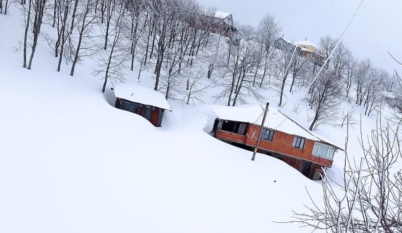 Keremali'de evler kar altında kalmak üzere