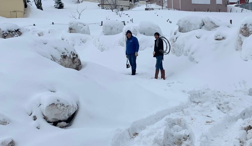 Keremali'de evler kar altında kalmak üzere