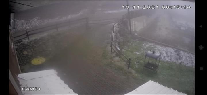 Keremali Yaylası'na mevsimin ilk karı düştü