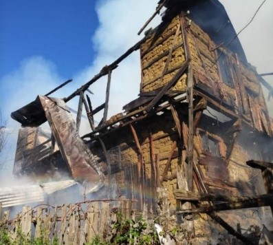 Kerpiç ev yangında kullanılamaz hale geldi