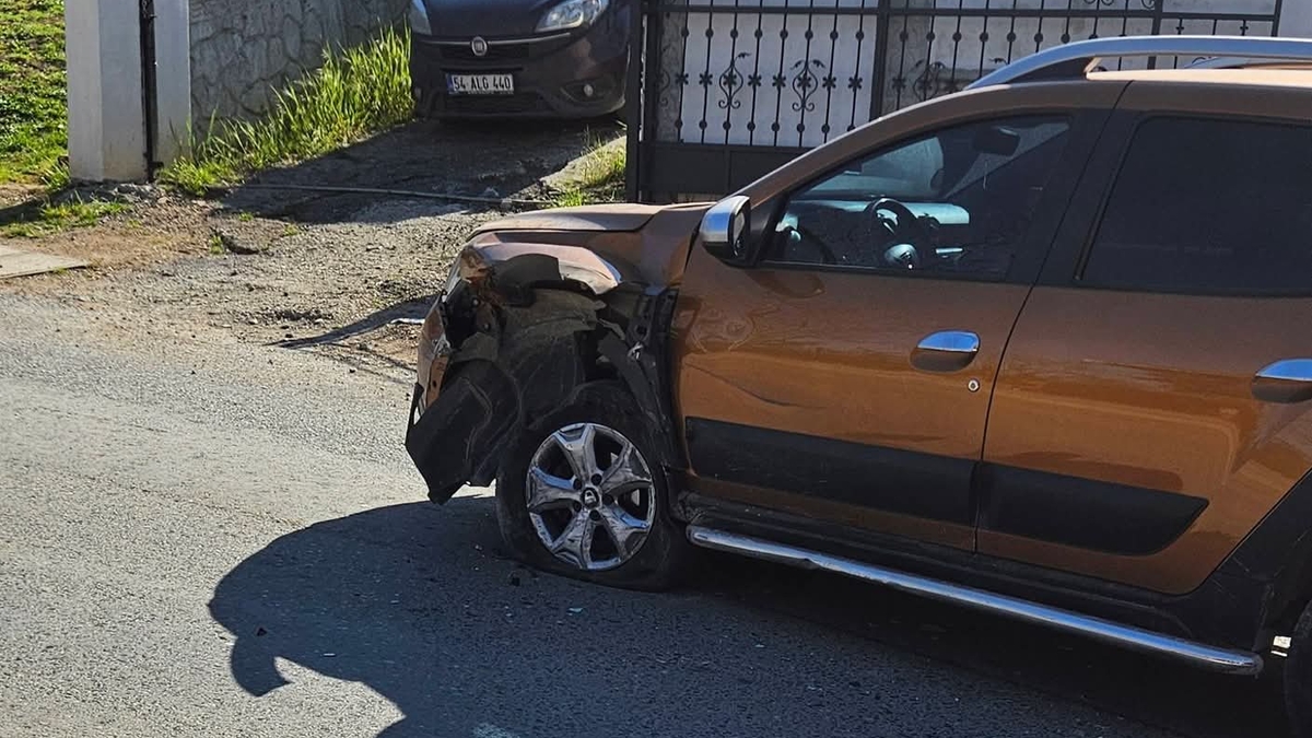 ki araç kafa kafaya girdi: 1 yaralı