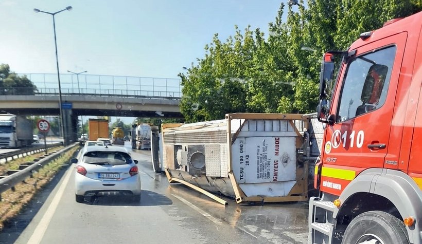 Kimyasal yüklü tanker devrildi