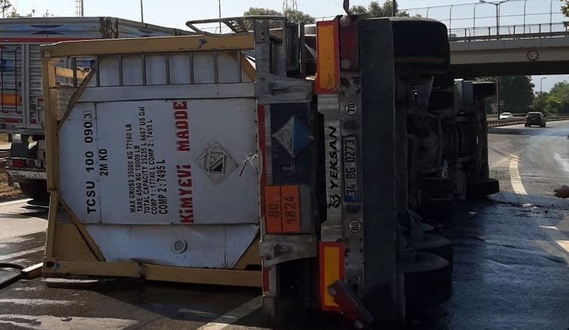 Kimyasal yüklü tanker devrildi