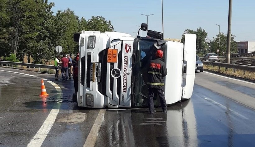 Kimyasal yüklü tanker devrildi