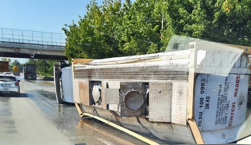 Kimyasal yüklü tanker devrildi