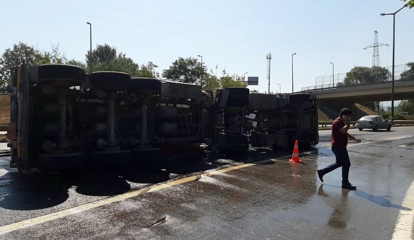 Kimyasal yüklü tanker devrildi