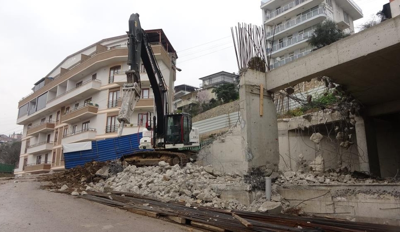 Kirişlerin toprakla doldurulduğu iddia edilmişti, yıkımına başlandı