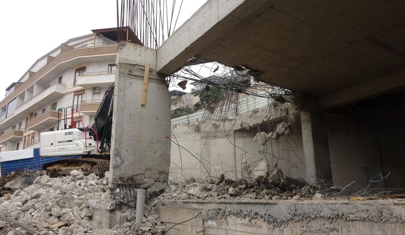 Kirişlerin toprakla doldurulduğu iddia edilmişti, yıkımına başlandı
