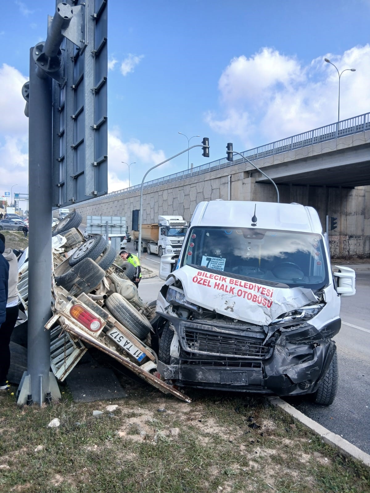 Kırmızı ışık ihlali kaza ile sonuçlandı: 9 yaralı