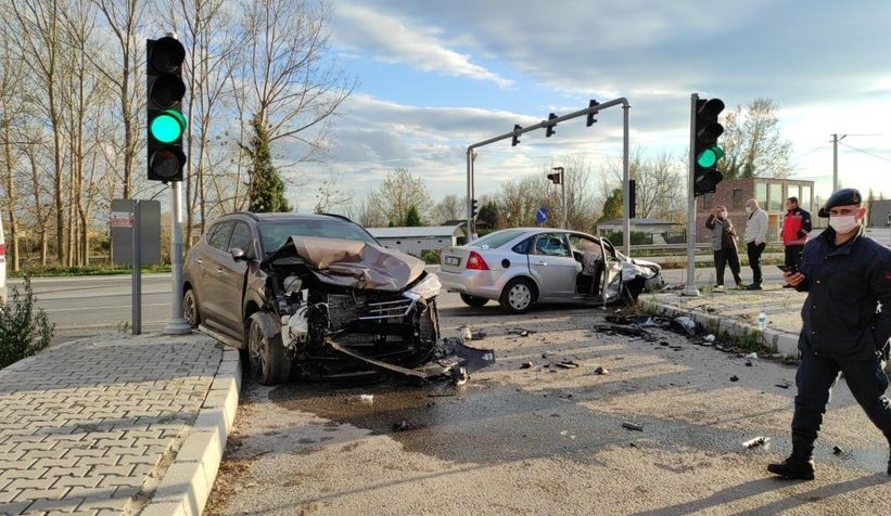 Kırmızı ışık ihlali kazaya neden oldu