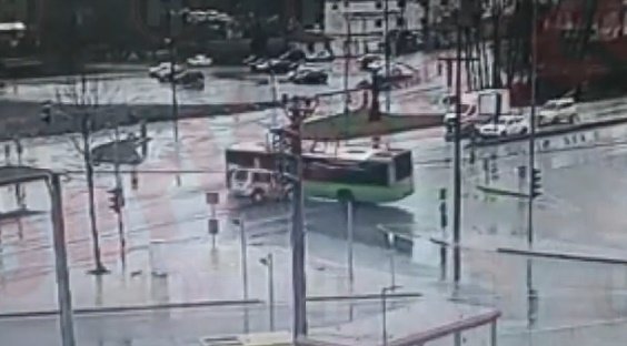 Kırmızıda geçip otobüse çarptı: 3 yaralı