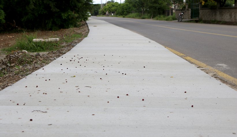 Kırsal mahalleler beton yaya yollarına kavuşuyor