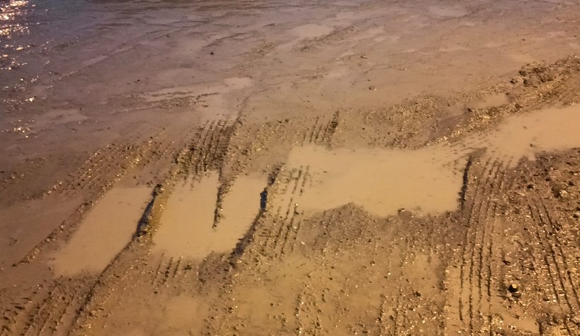 Kız çocuğu bozuk yolda düştü, dişleri kırıldı