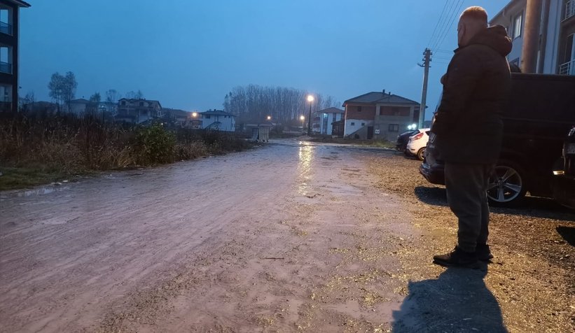 Kız çocuğu bozuk yolda düştü, dişleri kırıldı