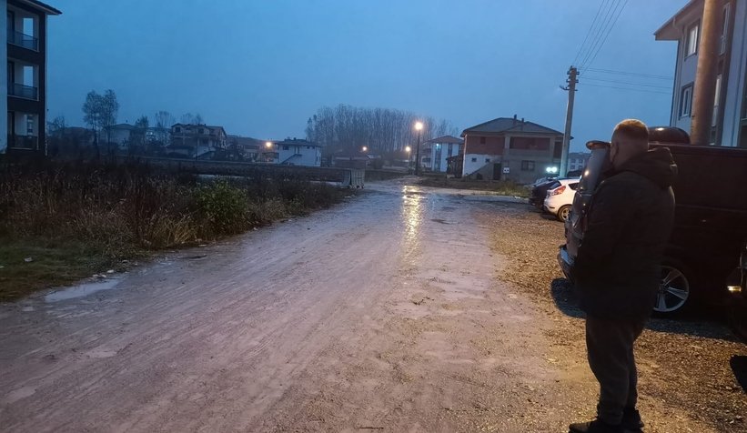 Kız çocuğu bozuk yolda düştü, dişleri kırıldı