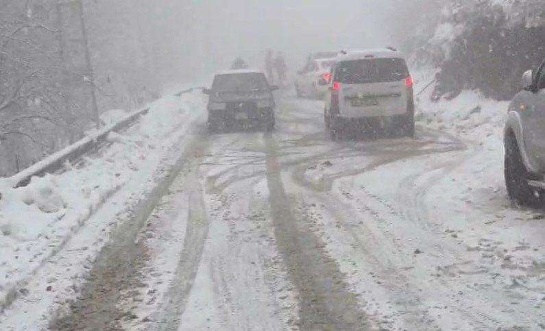 kizak-merkezine-giden-araclar-karda-ilerleyemedik0i2wvj1qw