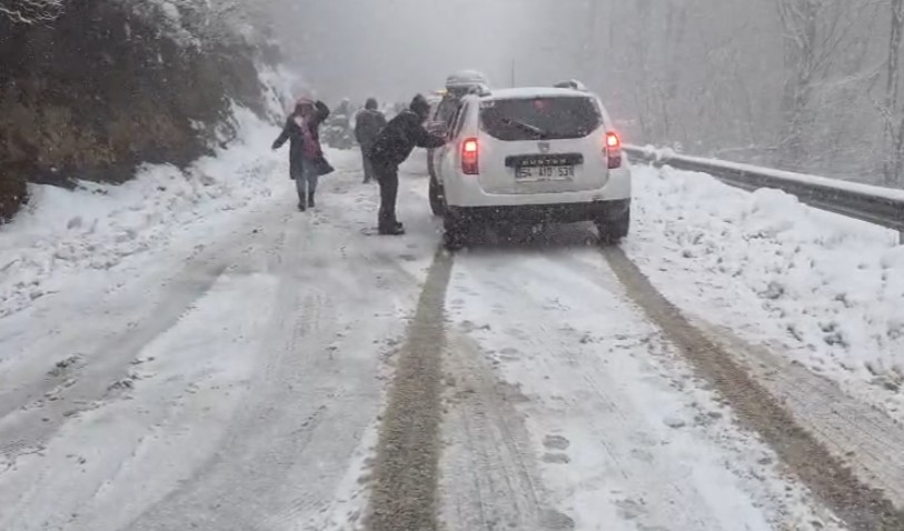 kizak-merkezine-giden-araclar-karda-ilerleyemedik0i2wvj1qw
