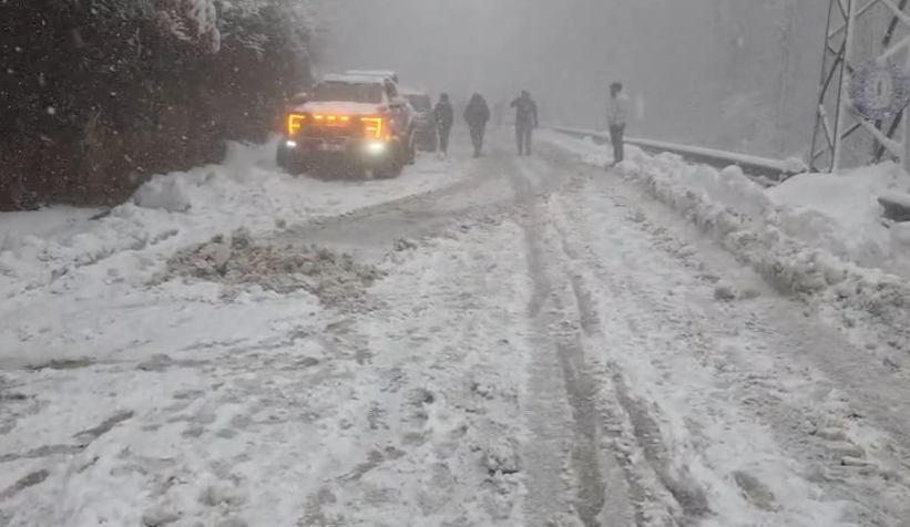 kizak-merkezine-giden-araclar-karda-ilerleyemedik0i2wvj1qw