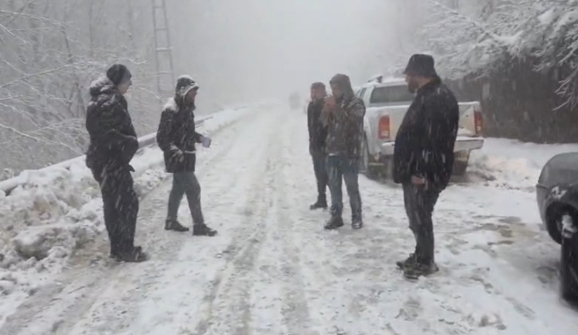 kizak-merkezine-giden-araclar-karda-ilerleyemedik0i2wvj1qw