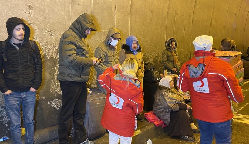 Kızılay kazazedelere su, yiyecek ve battaniye dağıttı