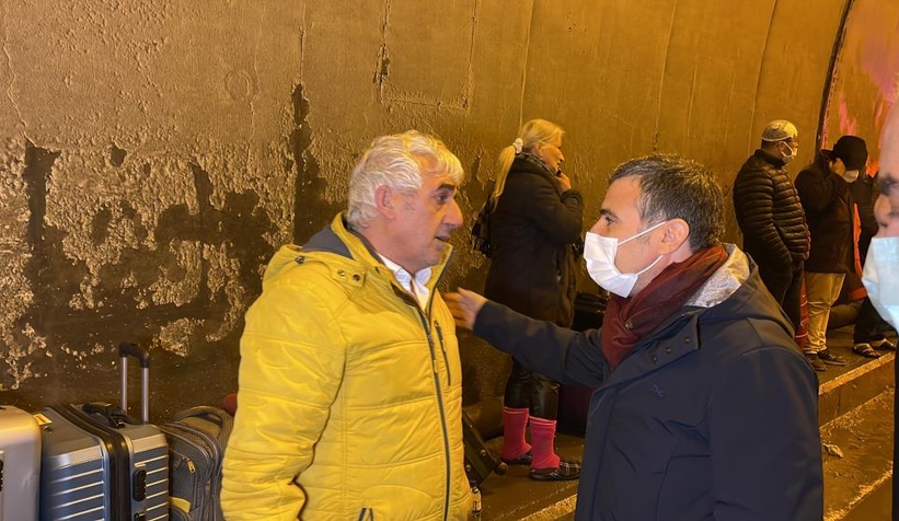 Kızılay kazazedelere su, yiyecek ve battaniye dağıttı