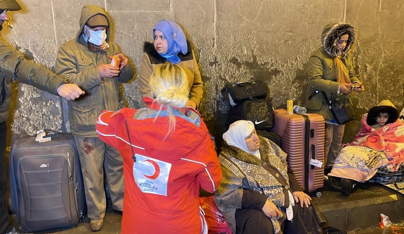 Kızılay kazazedelere su, yiyecek ve battaniye dağıttı