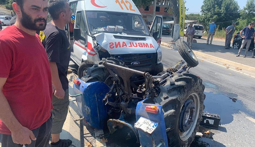 kocaali-de-ambulans-ile-traktor-carpisticdbuulpkch