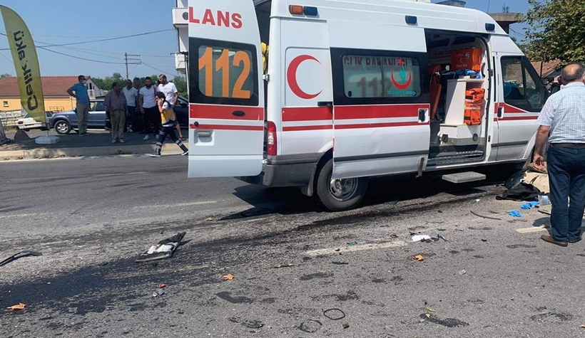 kocaali-de-ambulans-ile-traktor-carpisticdbuulpkch