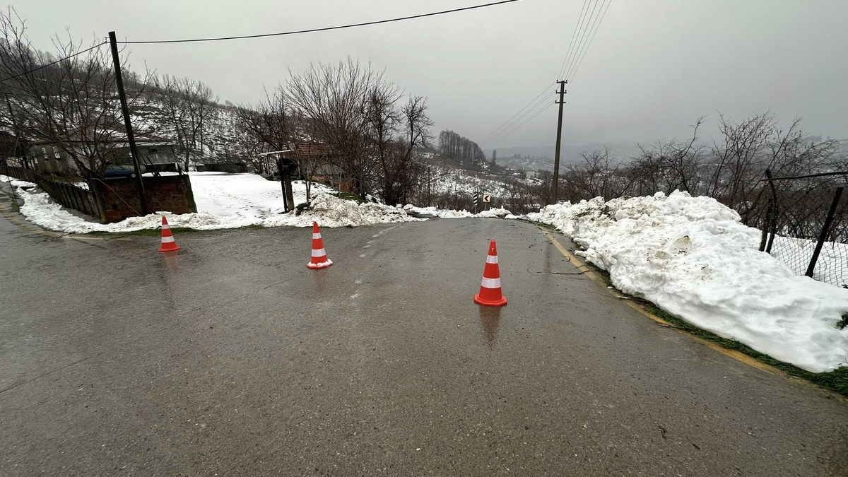 Kocaali'de iki mahalleyi birbirine bağlayan yolda heyelan
