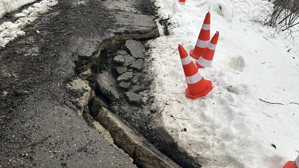Kocaali'de iki mahalleyi birbirine bağlayan yolda heyelan
