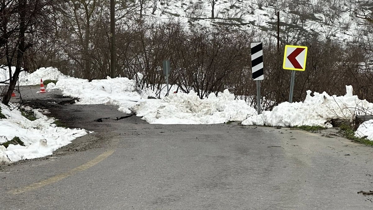 Kocaali'de iki mahalleyi birbirine bağlayan yolda heyelan