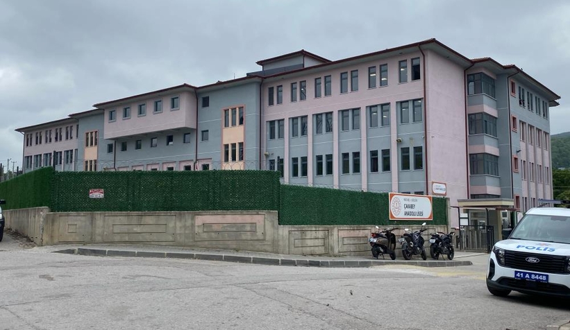 kocaeli-de-okulun-4-uncu-katindan-dusen-liseli-agir-yaralandimwhmzwpkn2