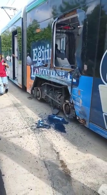 Kocaeli'de tramvaylar çarpıştı