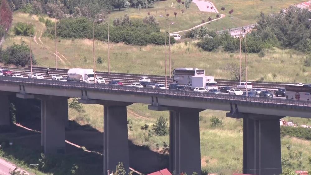 Kocaeli TEM Otoyolu’nda kilometrelerce araç kuyruğu oluştu