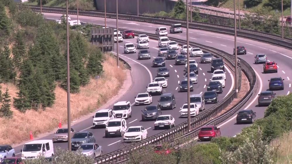 Kocaeli TEM Otoyolu’nda kilometrelerce araç kuyruğu oluştu