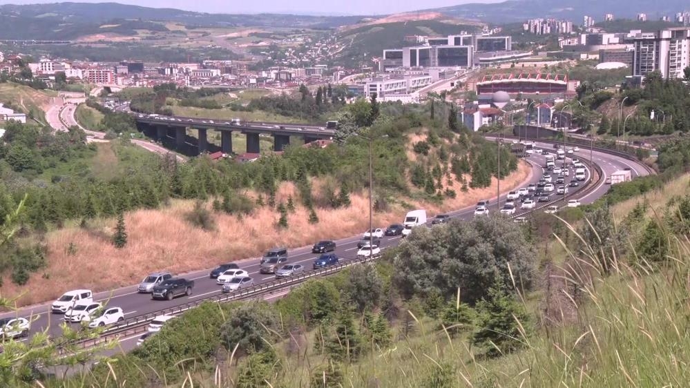 Kocaeli TEM Otoyolu’nda kilometrelerce araç kuyruğu oluştu