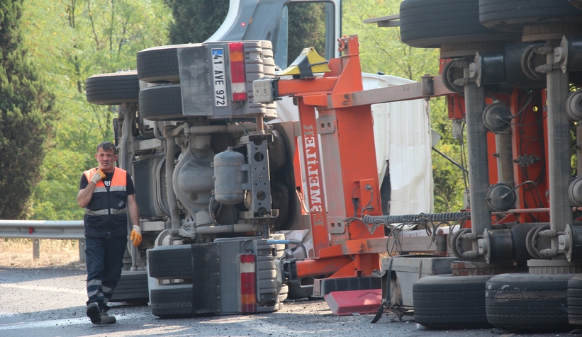 Kocaeli’den geliyordu! Akyazı gişelerinde devrildi