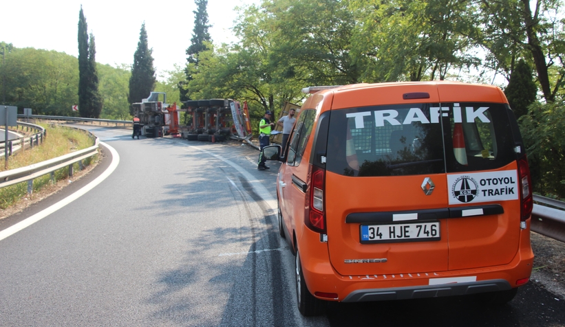 Kocaeli’den geliyordu! Akyazı gişelerinde devrildi