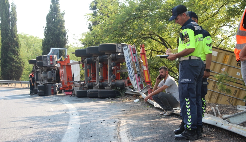 Kocaeli’den geliyordu! Akyazı gişelerinde devrildi