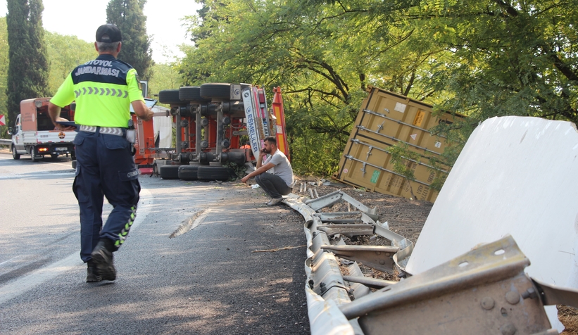 Kocaeli’den geliyordu! Akyazı gişelerinde devrildi