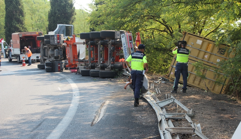 Kocaeli’den geliyordu! Akyazı gişelerinde devrildi