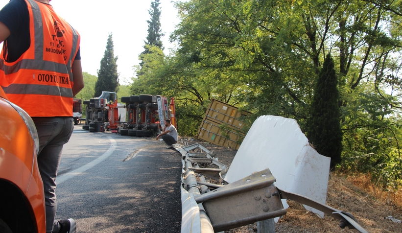 Kocaeli’den geliyordu! Akyazı gişelerinde devrildi