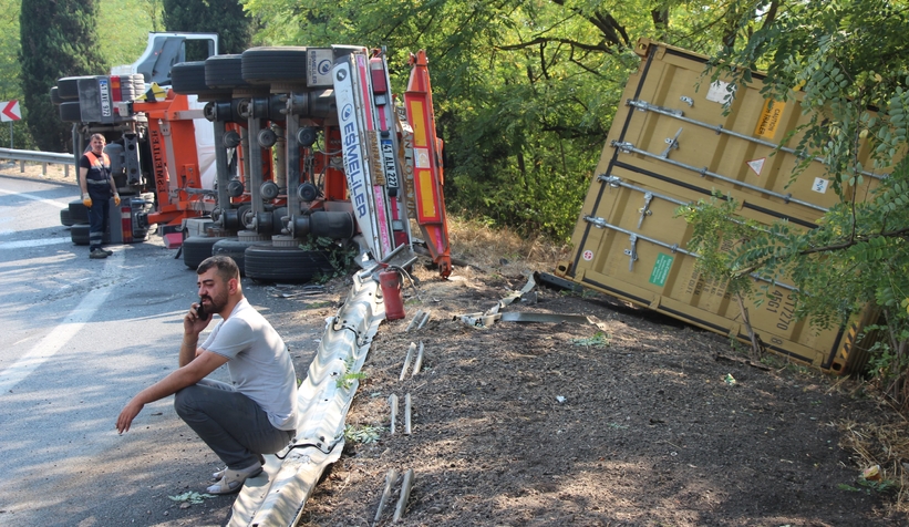 Kocaeli’den geliyordu! Akyazı gişelerinde devrildi