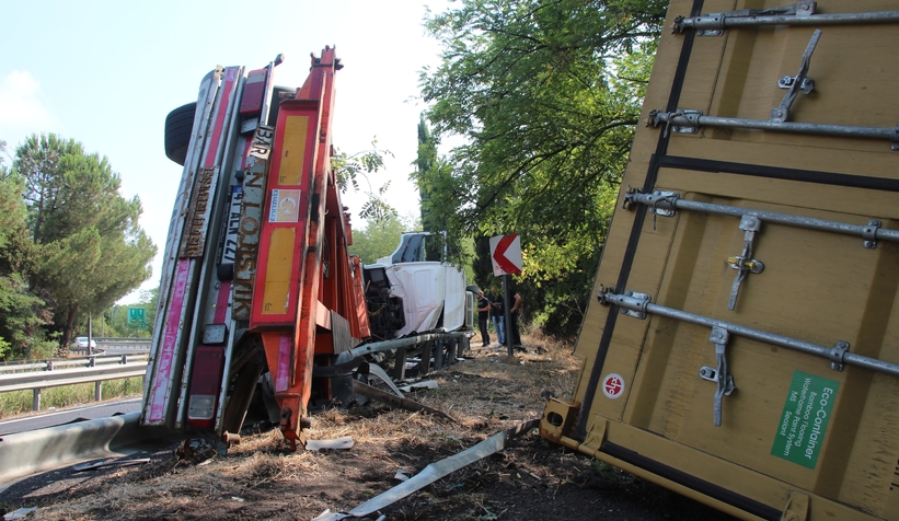 Kocaeli’den geliyordu! Akyazı gişelerinde devrildi