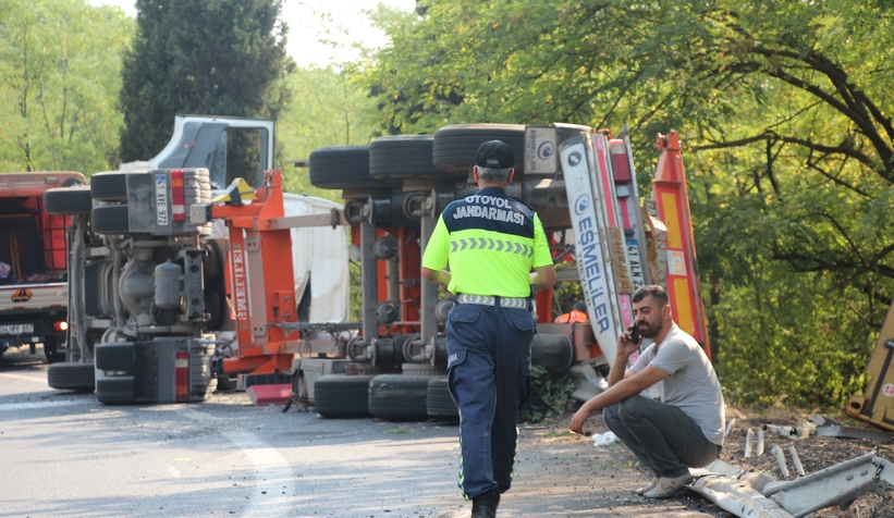 Kocaeli’den geliyordu! Akyazı gişelerinde devrildi