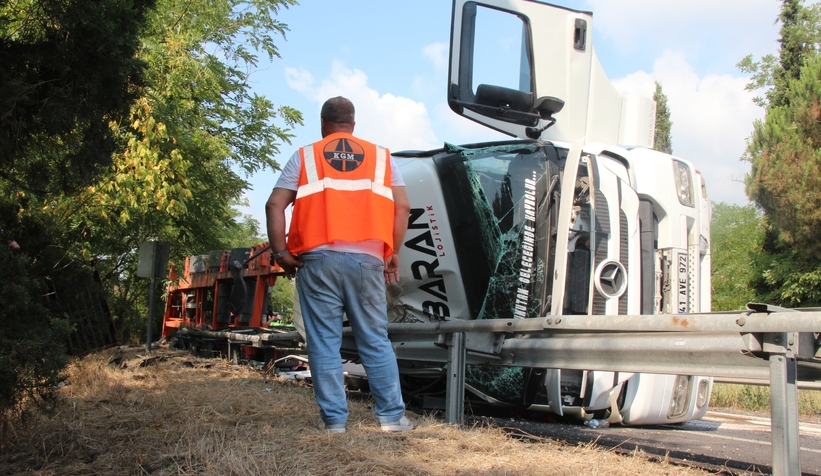 Kocaeli’den geliyordu! Akyazı gişelerinde devrildi