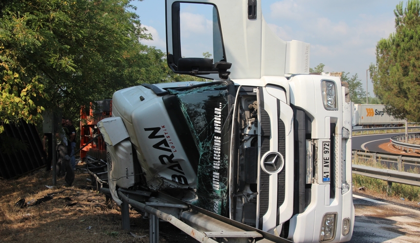 Kocaeli’den geliyordu! Akyazı gişelerinde devrildi