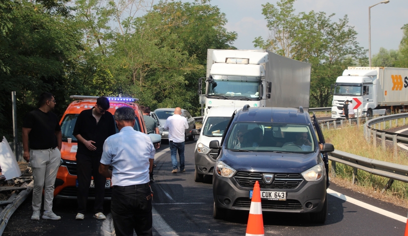 Kocaeli’den geliyordu! Akyazı gişelerinde devrildi