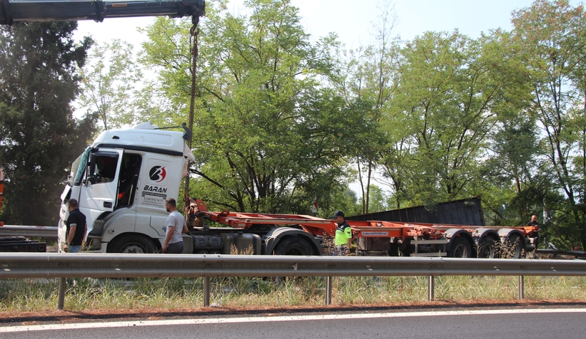 Kocaeli’den geliyordu! Akyazı gişelerinde devrildi